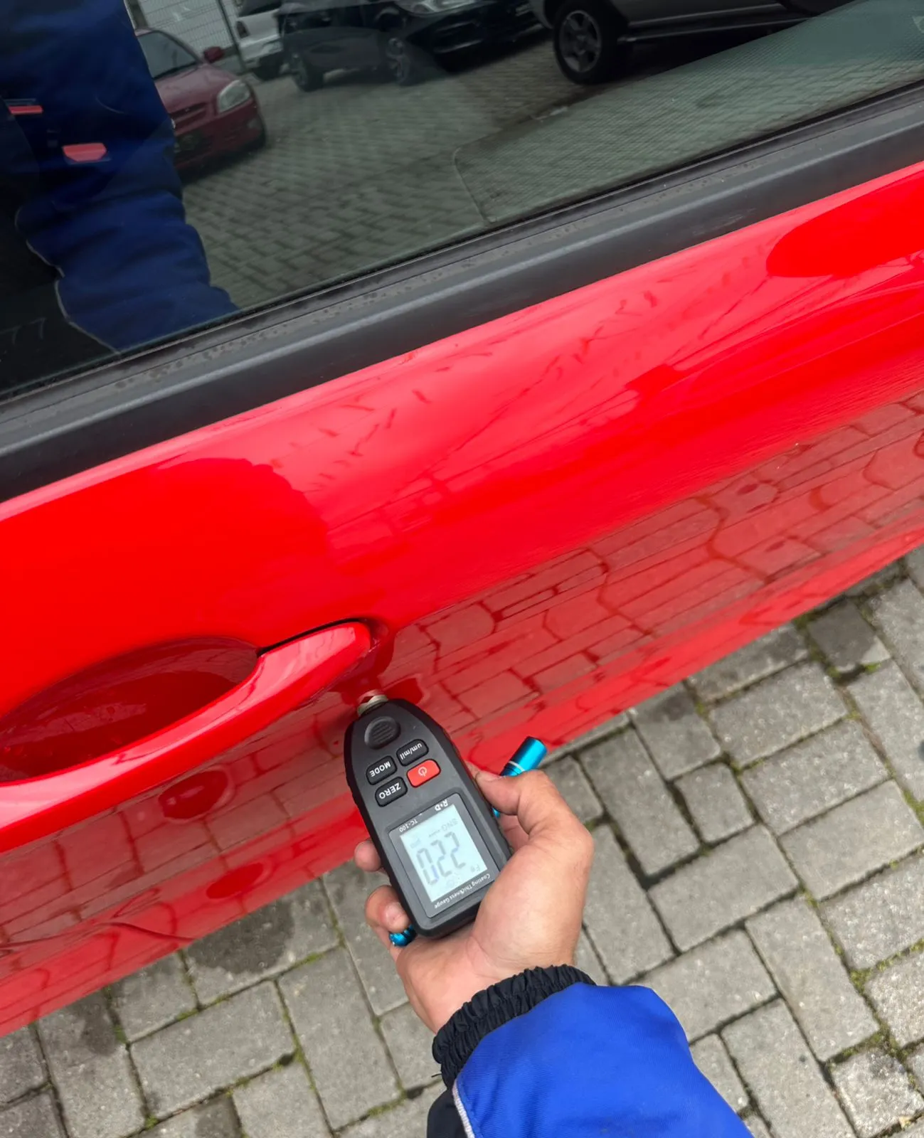 Medição de espessura de tinta em análise de pintura veicular